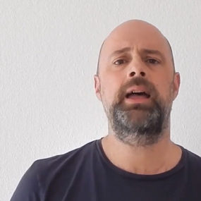 musician singing to coronavirus song for project united #sidebyside